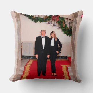 Cojín Decorativo Navidad acerca al presidente Donald Trump y a Mela