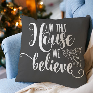 Cojín Decorativo Navidad En Esta Casa Creemos Gris
