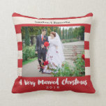 Cojín Decorativo Navidad muy casado, foto personalizada<br><div class="desc">Este rojo y almohada rayada moreno es un gran regalo para los recienes casados. Ofrece un rojo moderno y broncea el fondo de la raya, marco adaptable de la foto y texto del personalizable para los nombres de la novia y el novio y el año. La parte trasera es el...</div>