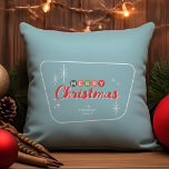 Cojín Decorativo Navidad retro de verano moderno<br><div class="desc">Añade un toque de encanto retro a tu casa con este Navidad festivo lanzando almohada. Este diseño moderno de mediados de siglo muestra el texto "Feliz Navidad" en la tipografía de inspiración vintage. El fondo está verde azulado acentuado por los primeros estallidos de estilo de los años 50, copos de...</div>