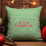 Cojín Decorativo Navidad retro de verano moderno<br><div class="desc">Añade un toque de encanto retro a tu casa con este Navidad festivo lanzando almohada. Este diseño moderno de mediados de siglo muestra el texto "Feliz Navidad" en la tipografía de inspiración vintage. El fondo es verde claro, acentuado por los primeros estallidos del estilo de los años 50, copos de...</div>