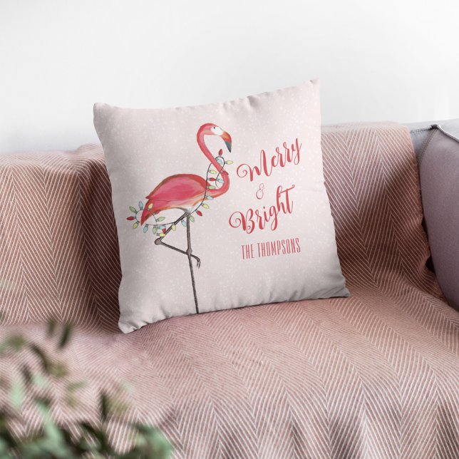 Cojín Decorativo Navidades adoran el flamenco rosado personalizado (Cute pink flamingo Christmas throw pillow with personalized tropical holiday design.)