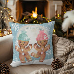 Cojín Decorativo Navidades bailarines Gingerbread Cookies Joy<br><div class="desc">El caprichoso invierno maravilloso Navidades temáticos lanzan almohada con adorables galletas de jengibre bailando de alegría bajo la luna y las estrellas, con acentos de copo de nieve y un saludo de "Alegría al mundo" (puedes personalizarlo con tu saludo o nombre preferido de las vacaciones). Material gráfico de KL Stock...</div>