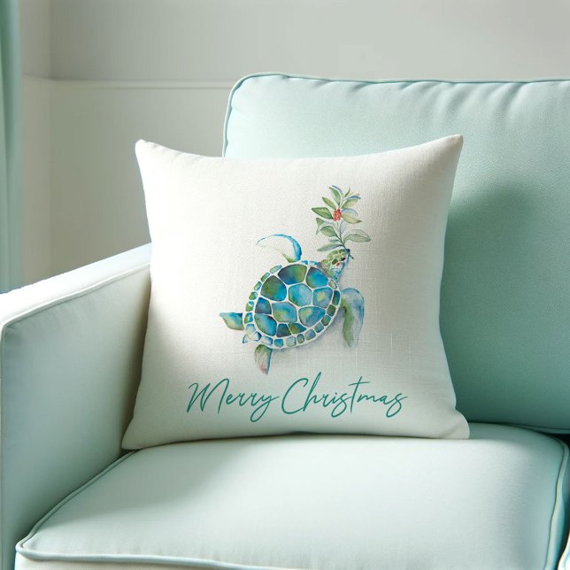 Cojín Decorativo Navidades costeros Arte acuático de tortuga marina (Beach Christmas throw pillow with watercolor sea turtle, holly, and berries on white background )