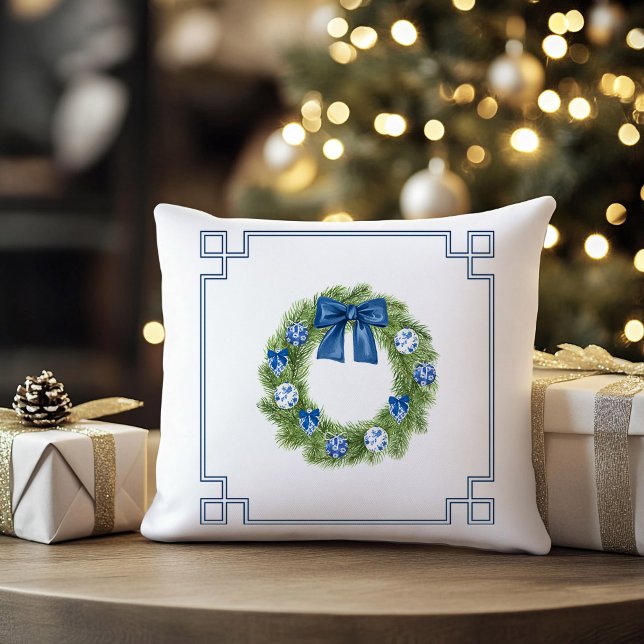 Cojín Decorativo Navidades de Chinoiserie Wreath Monogram Holiday (Chinoiserie Christmas wreath monogrammed pillow)