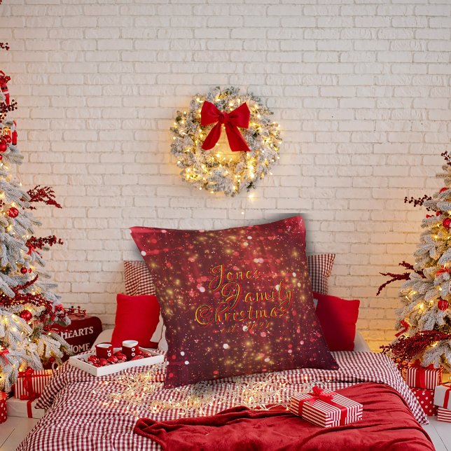 Cojín Decorativo Navidades de la familia Red and Gold Dreamy Sparkl (Red and gold glamor on your family name Christmas pillow:
"___ Family Christmas")