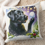 Cojín Decorativo Navidades de nieve de invierno de perro recuperado<br><div class="desc">Le presentamos la combinación perfecta de su decoración de vacaciones - nuestras almohadas de Navidades Labrador Retriever! Estas almohadas están disponibles en labrador negro, amarillo o chocolate y son imprescindibles para cualquier amante del perro. Podrá elegir entre acogedoras escenas de chimenea, alegres cachorros en la nieve, o festivos perros labradores...</div>