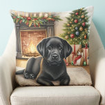 Cojín Decorativo Navidades de perros cachorros de Labrador Negro<br><div class="desc">Le presentamos la combinación perfecta de su decoración de vacaciones - nuestras almohadas de Navidades Labrador Retriever! Estas almohadas están disponibles en labrador negro, amarillo o chocolate y son imprescindibles para cualquier amante del perro. Podrá elegir entre acogedoras escenas de chimenea, alegres cachorros en la nieve, o festivos perros labradores...</div>