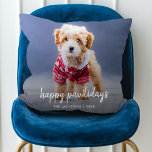 Cojín Decorativo Navidades de perros | Modernas y ricas copas de ma<br><div class="desc">Fotografía personalizado sencilla y elegante Felices vacaciones de Pawlidays arroja almohada con tipografía de escritura manuscrita minimalista moderna y un sencillo gradiente negro sobre un fondo rojo frambuesa. La foto de su querido mascota y el texto pueden fácilmente ser personalizados para un diseño tan único como su peluquín especial! La...</div>