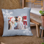 Cojín Decorativo Navidades de vacaciones foto copos de nieve azul t<br><div class="desc">Foto almohada con fondo y copos de nieve angustiados.</div>