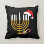 Cojín Decorativo Navidades felices Hanukkah Santa Hat Menorah judío<br><div class="desc">Una divertida idea de regalo para celebrar Navidades. El mejor regalo de Navidad para amigos y familiares. Celebra la fiesta con tus seres queridos y hazles reír a todos.Navidades felices Hanukkah Santa Hat Menorah judío</div>