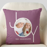 Cojín Decorativo Navidades fotográficos personalizados Holiday Purp<br><div class="desc">Este elegante Navidad Holiday Photo Pillow está decorado con la palabra JOY en blanco sobre un fondo morado de plomo. Personalizable fácil con tu foto y nombre.</div>
