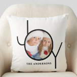 Cojín Decorativo Navidades fotográficos personalizados Holiday Whit<br><div class="desc">Este elegante Navidad Photo Pillow está decorado con la palabra JOY en tipografía negra moderna sobre un fondo blanco. Hace un gran regalo de mantenimiento. Personalizable fácil con tu foto y nombre.</div>