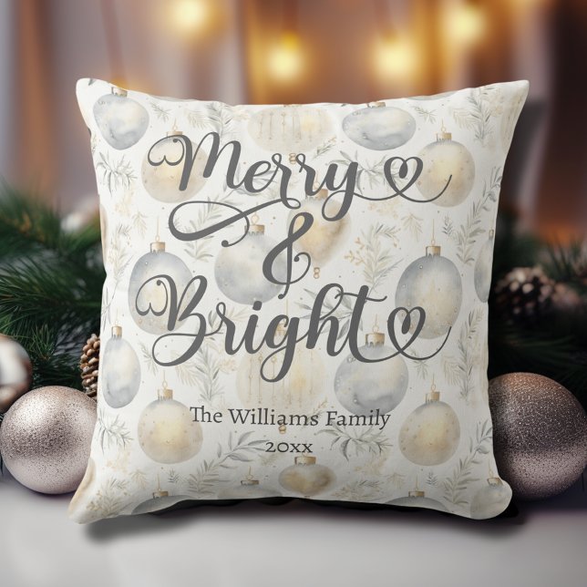 Cojín Decorativo Navidades Gold Silver Personalizado y merry y bril (Merry and Bright Custom Gold and Silver Christmas Throw Pillow with Ornaments, Family Name, Year.)