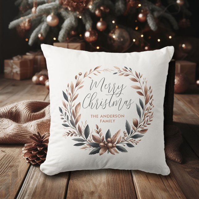 Cojín Decorativo Navidades marrones: guirnalda Verde azulada con ca (brown christmas throw pillow personalized family name copper green terracotta earth tones neutral)