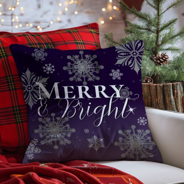Cojín Decorativo Navidades morado y brillante de copos de nieve (Purple Merry and Bright Snowflakes Christmas Throw Pillow)