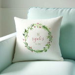 Cojín Decorativo Navidades personalizados de color rojo y verde acu<br><div class="desc">Celebre las vacaciones con estilo con estas almohadas decorativas personalizadas de Navidades. Con una réplica de mi corona acuática original en ricos tonos rojos y verdes de berry sobre fondo blanco, estas almohadas se pueden personalizar con sus nombres y fecha establecida en tipografía de escritura a la moda. El lado...</div>