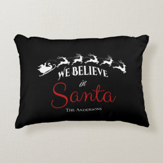 Cojín Decorativo Navideño Creemos en Santa Navidad negro