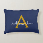 Cojín Decorativo Navy Blue Gold Modern Script Girly Monograma Nombr<br><div class="desc">Nombre de Monograma Azul y Dorado de la Marina y Pillow inicial. La almohada hace el dulce perfecto cumpleaños de 16 años,  boda,  ducha de novia,  ducha de bebé o regalo de soltera para alguien que decora su habitación con oro subió.</div>