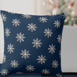 Cojín decorativo Navy Snowflake<br><div class="desc">Añada un toque de elegancia invernal a su casa con nuestro Cojín decorativo de copas de nieve de la Marina. El rico fondo azul marino está adornado con un sutil y cautivador copo de nieve, creando una armoniosa mezcla de estilo y encanto de temporada. Esta almohada de diseño meticuloso se...</div>