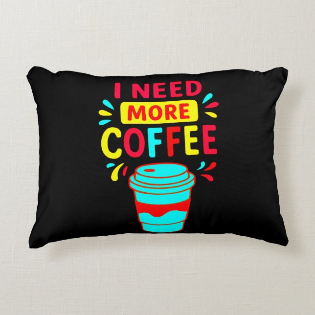 COJÍN DECORATIVO NECESITO MÁS CAFÉ (Anverso)