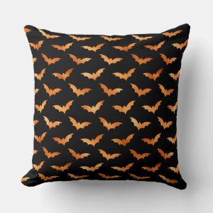 COJÍN DECORATIVO NEGRO CON BATES DE HALLOWEEN NARANJA