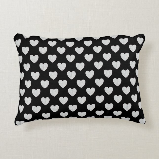 Cojín Decorativo Negro con corazones Purpurinas plateados (Anverso)
