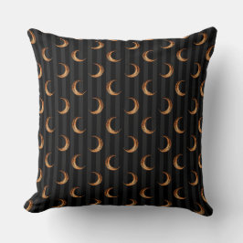 COJÍN DECORATIVO NEGRO CON CUARTOS DE LUNA NARANJAS