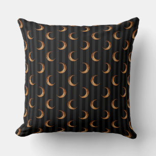 COJÍN DECORATIVO NEGRO CON CUARTOS DE LUNA NARANJAS