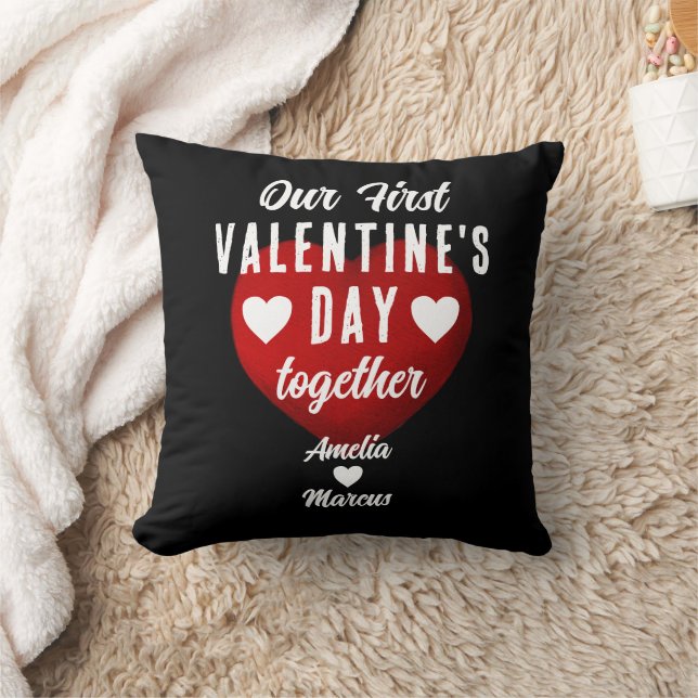 Cojín Decorativo Negro nuestro primer El día de San Valentín juntos (Manta)