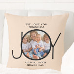 Cojín Decorativo Nietos personalizados nombran a la abuela<br><div class="desc">Esta sencilla y elegante almohada de tiros de fotos para tu abuela está decorada con la palabra JOY y dice "Te queremos abuela" en un fondo crema. Fácilmente personalizable con la foto y los nombres de sus nietos. Hace un regalo perfecto para la abuela.</div>