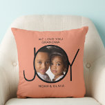 Cojín Decorativo Nietos personalizados nombran a la abuela<br><div class="desc">Esta sencilla y elegante almohada de tiros de fotos para tu abuela está decorada con la palabra JOY y dice "Te queremos abuela" en un fondo de terracota. Fácilmente personalizable con la foto y los nombres de sus nietos. Hace un regalo perfecto para la abuela.</div>