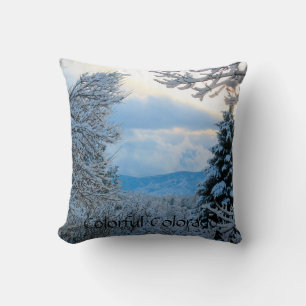Cojín Decorativo Nieve sobre pinos en montañas rocosas de Colorado