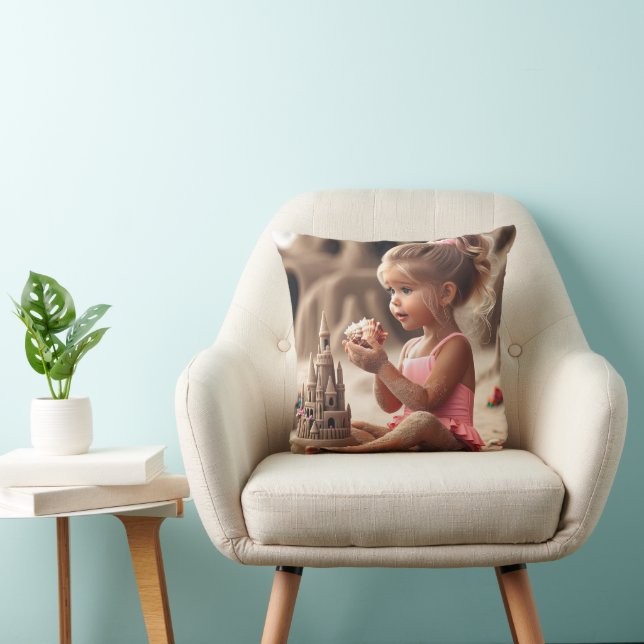Cojín Decorativo Niña admirando una concha de mar (Silla)