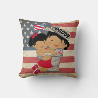 Cojín Decorativo Niña chica, hija, abrazar al soldado papá Pillow