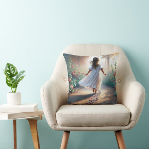 Cojín Decorativo Niña Pequeña Corriendo en un Camino de Corazones R