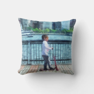 Cojín Decorativo Niña pequeña en Scooter por Manhattan Skyline