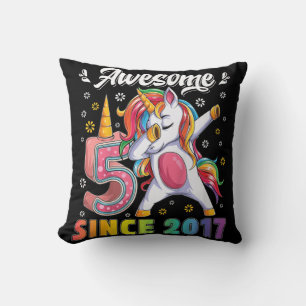 Cojín Decorativo Niños increíbles dabbing unicornio cumpleaños de 5