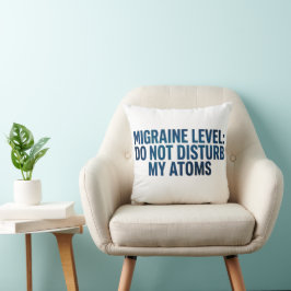 Cojín Decorativo Nivel de Migraña: No Molesten Mis Átomos –