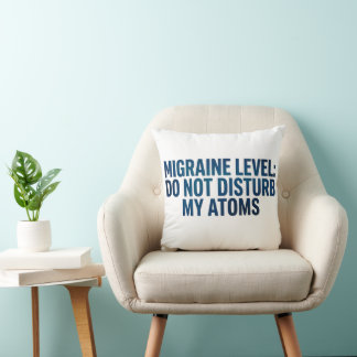 Cojín Decorativo Nivel de Migraña: No Molesten Mis Átomos –