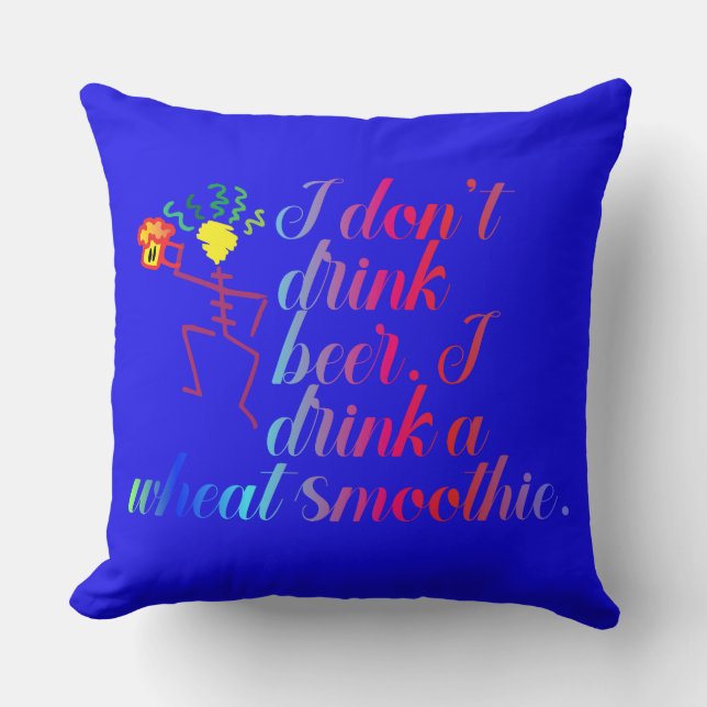 Cojín Decorativo No bebo cerveza. Bebo un limo de trigo. (Anverso)