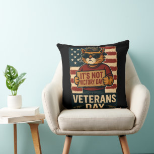 Cojín Decorativo No es el Día de la Victoria Diseño de Gato Audaz –