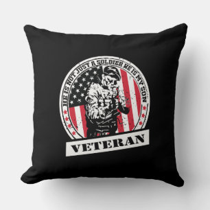 Cojín Decorativo No Es Solo Un Soldado, Es Mi Hijo Veterano.