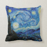Cojín Decorativo Noche estrellada (1889) de Vincent Van Gogh Pillow<br><div class="desc">El Starry Night es un cuadro de aceite sobre lienzo del pintor holandés post-impresionista Vincent van Gogh. Pintado en junio de 1889, se aprecia la vista desde la ventana de su asilo en Saint-Rémy-de-Provence, frente al este, justo antes de la salida del sol, con la adición de un pueblo imaginario....</div>