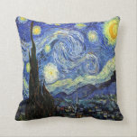 Cojín Decorativo Noche estrellada de Vincent van Gogh 1889<br><div class="desc">Al mejor de mi conocimiento estas imágenes están en public domain y creído para estar libres de utilizar sin la restricción en los E.E.U.U. 
 Éntreme en contacto con por favor si usted descubre que ninguno de estos imágenes no están en public domain.</div>