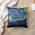 Cojín Decorativo Noche Van Gogh Starry<br><div class="desc">La obra de arte "La noche estrellada" de Vincent Van Gogh aparece en esta almohada de tiro. ¡Un cielo nocturno tan vivo con suntuosos giros! **Mira productos relacionados con este diseño en nuestra tienda y descubre opciones más asombrosas con esta maravillosa imagen: https://www.zazzle.com/collections/arty_gifts_for_the_van_gogh_fan_in_your_life-119079521028472120?rf=238919973384052768</div>