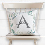 Cojín Decorativo Nombra de color de agua pastel Nombre Monograma in<br><div class="desc">Cojín decorativo de monograma inicial de color de agua pastel Wreath Name. Esta bonita y elegante almohada presenta una flor color pastel que enmarca el clásico monograma gris oscuro inicial, y el primer nombre se escribe sobre el monograma inicial en un hermoso guión de caligrafía. El diseño es el mismo...</div>