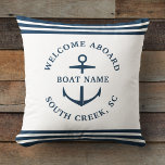 Cojín Decorativo Nombre de barco Personalizado moderno bienvenido a<br><div class="desc">El nombre de un barco personalizado minimalista moderno tira almohada de azul polvoriento con rayas náuticas y ancla leyendo el WELCOME ABOARD,  así como el nombre del puerto deportivo,  el muelle,  el club náutico o la ciudad.</div>