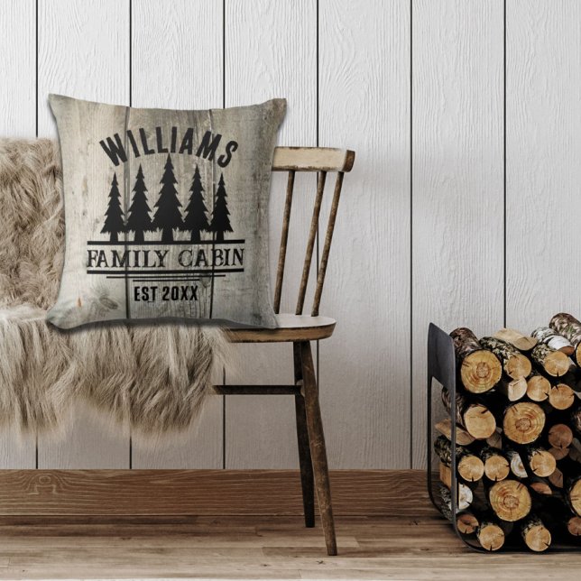 Cojín Decorativo Nombre de Cabaña Familiar Personalizada Bosque Rús (Rustic Forest Personalized Family Cabin Name Est Throw Pillow)