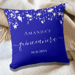 Cojín Decorativo Nombre de estrellas blancas azules reales Quincean<br><div class="desc">Para una elegante Quinceañera,  15 años. Un color de fondo azul real de moda. Decorado con estrellas blancas. Personalice y agregue un nombre,  edad y fecha. Quinceañera está escrita con un moderno guión de estilo escrito a mano con chispas.</div>